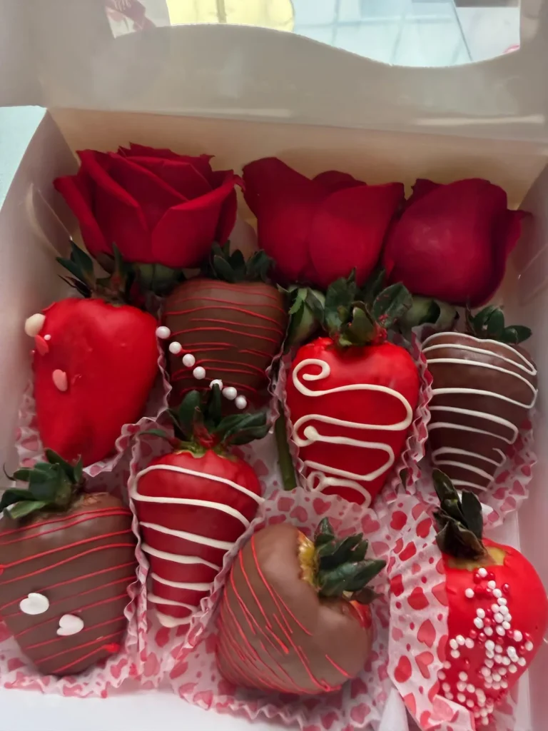 fresas cubiertas de chocolate en Bogotá decoradas con rosas para San Valentín
