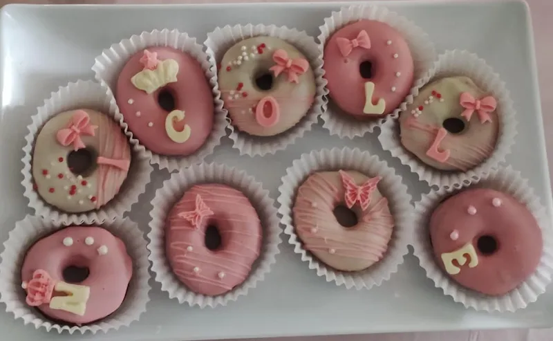 donas decoradas personalizadas en Bogotá con glaseado y toppings variados
